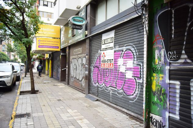 Vacancia de locales comerciales en el centro de la ciudad de Córdoba.
