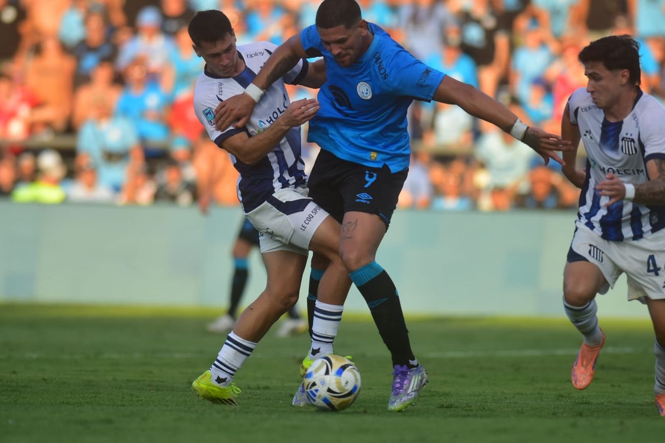 Belgrano en el clásico ante Talleres.