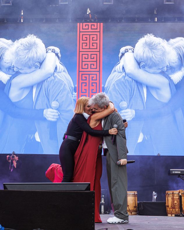 Postales del show de Soledad en el Lollapalooza Argentina 2026. Aquí, Juliana Gattas y Ale Sergi, abrazan a la satantafesina con todo el amo del mundo. 