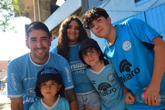 Hinchas de Belgrano, en la previa ante Talleres.