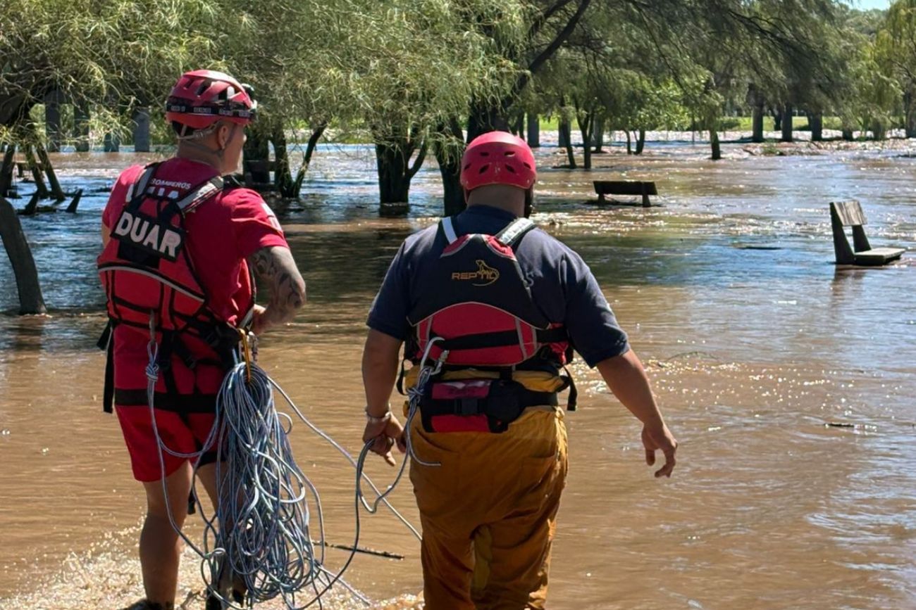 Crecida del río Cuarto: rescataron cuatro caballos que estaban atados junto a la costa (Foto: Policía de Córdoba)