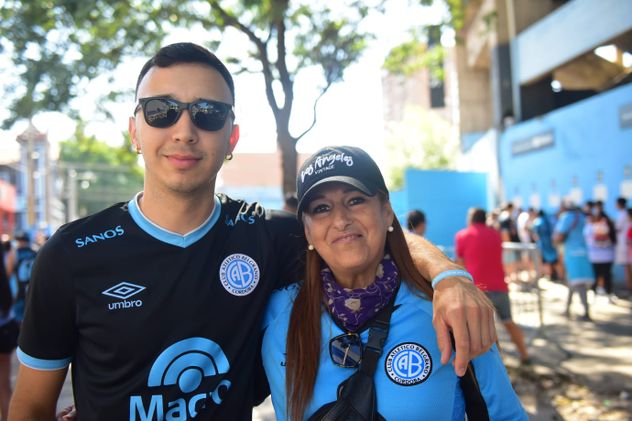 Hinchas de Belgrano, en la previa ante Talleres.