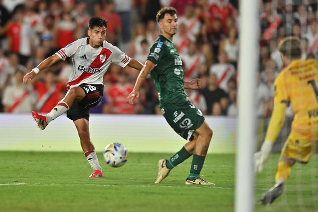 River jugó de local ante Sarmiento por la fecha 11 del Torneo Apertura.