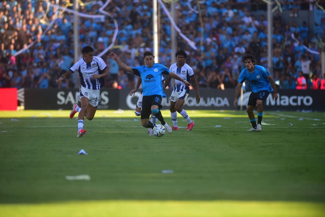 Belgrano ante Talleres en el clásico.