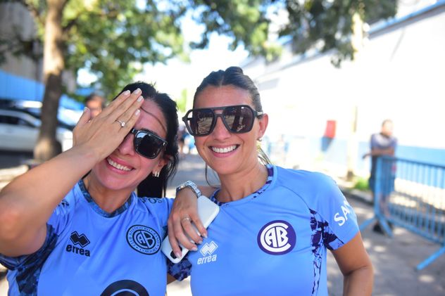 Hinchas de Belgrano, en la previa ante Talleres.