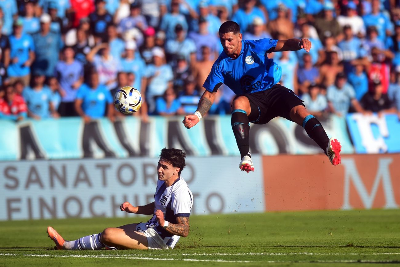 Los jugadores de Talleres (Dávila de frente y Maidana y Cáceres de espalda) se felicitan por el rendimiento, mientras el pibe Ocampo lamenta el resultado. (Javier Ferrera / La Voz)