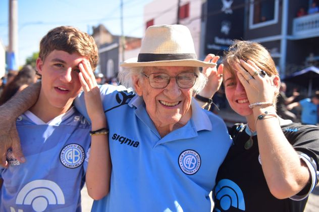 Hinchas de Belgrano, en la previa ante Talleres.