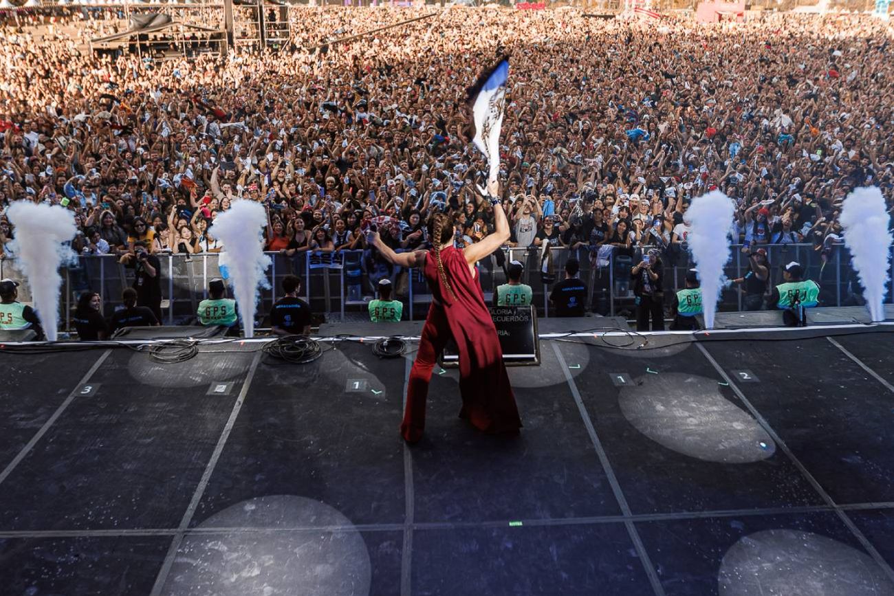 Soledad, agitando el poncho durante su show en el Lollapalooza Argentina 2026. 