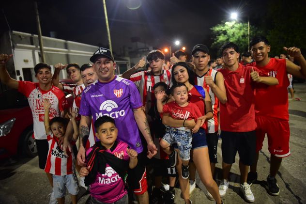 Cara 'e Cancha de Instituto en las afueras del Monumental de Alta Córdoba. Previa del partido con Independiente.