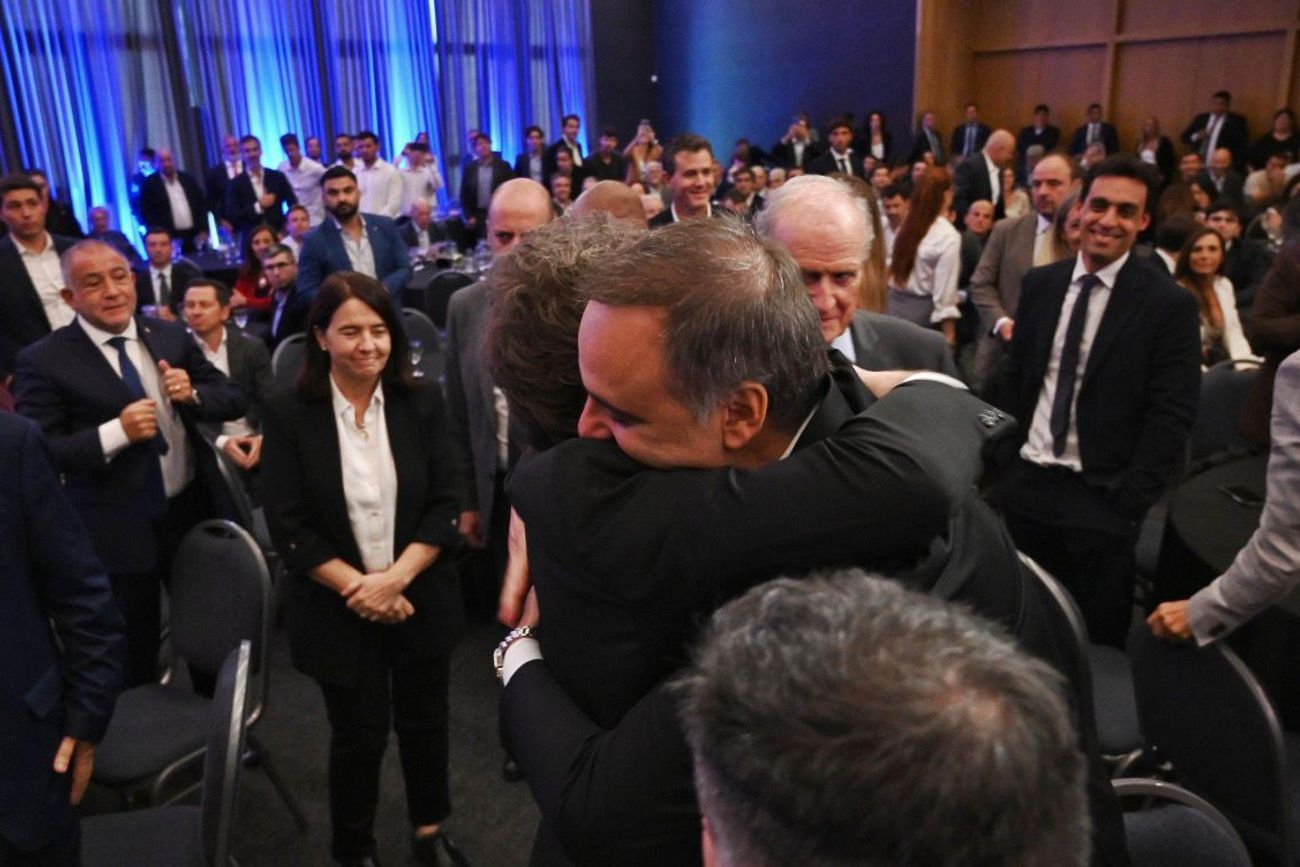 Adorni: torpezas propias, ruido interno y un final que asoma