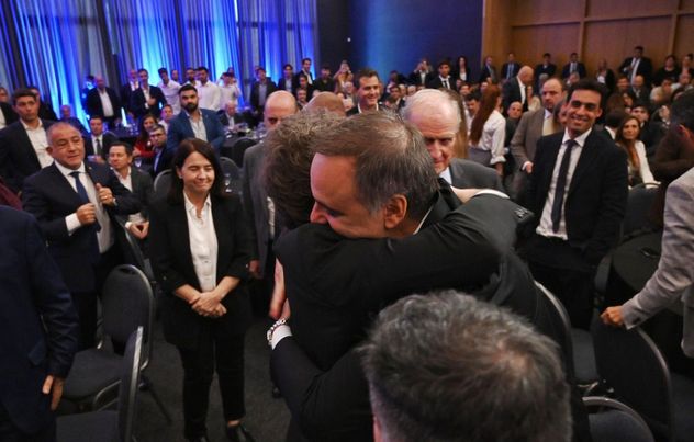 El presidente Javier Milei dio un fuerte apoyo a Manuel Adorni, en su última visita a la Bolsa de Comercio de Córdoba. Hoy, el jefe de Gabinete es uno de sus funcionarios más cuestionados. (La Voz) 