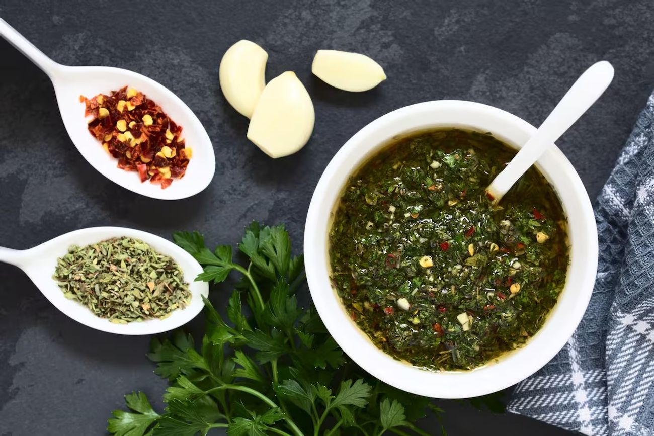 Paso a paso para preparar el chimichurri perfecto para tus asados 