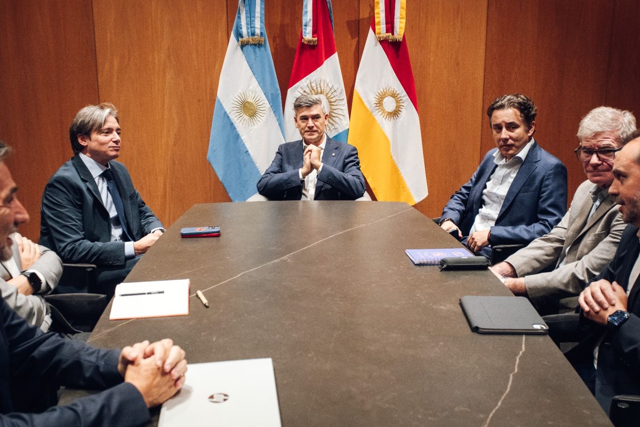 Christian Asinelli (a la izquierda) con el intendente de Córdoba, Daniel Passerini, entre otros funcionarios. 