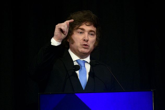 Hasta ahora, el presidente Javier Milei ocupó -casi en solitario- el centro del escenario político nacional. Por su caída en las encuestas, la oposición buscar construir una alternativa. (La Voz / Archivo) 