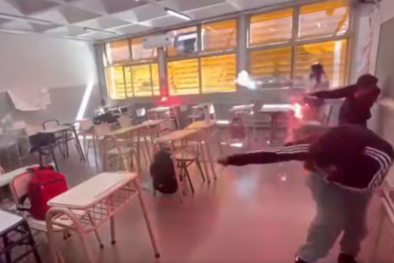 Polémica en Catamarca: alumnos encendieron bengalas y armaron una “guerra” dentro del aula