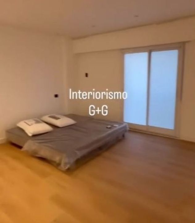 Así es el nuevo departamento de José María Muscari: minimalismo y baño “total black”.