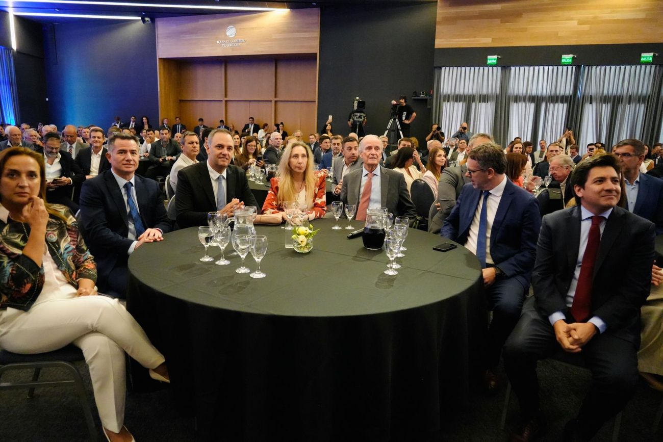 Milei en la Bolsa de Comercio de Córdoba. Hubo saludos con Manuel Adorni, Martín Menem y estuvo en la mesa con Manuel Tagle.