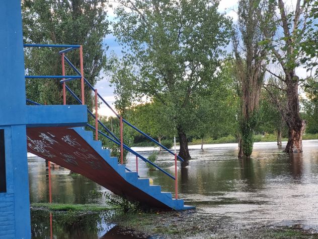 Traslasierra. Aguas abajo del dique La Viña, el río crece a inunda sectores costeros por los excesos hídricos liberados.