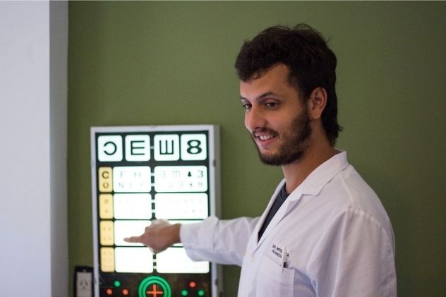 Profesionales del Instituto Mostaza Sánchez realizan estudios oftalmológicos con equipamiento especializado para diagnóstico visual.