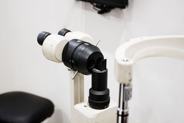 Equipos de diagnóstico oftalmológico permiten evaluar distintas patologías oculares con alta precisión.