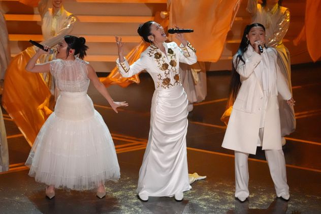 EJAE, Rei Ami y Audrey Nuna interpretaron Golden, canción ganadora a Mejor canción original.
