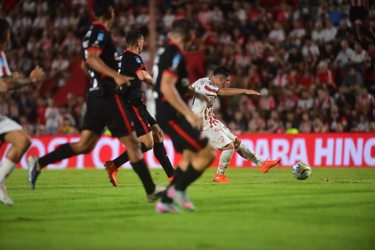 El momento del zurdazo de Alex Luna para Instituto, que recibió a Independiente por la fecha 11 del Torneo Apertura de la Liga Profesional 2026.1. 