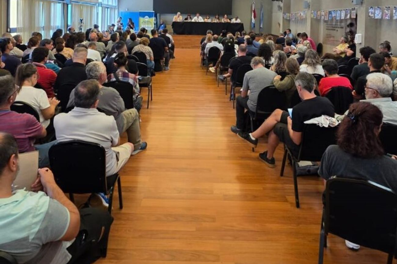 La asamblea docente decidió este lunes rechazar la segunda oferta salarial que hizo la gestión del gobernador Martín Llaryora y lanzó un paro de 48 horas para el miércoles y jueves de esta semana. (Prensa UEPC)