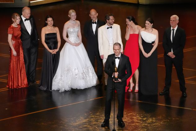 Joachim Trier y el elenco de Valor sentimental recibiendo el Oscar a Mejor película extranjera.