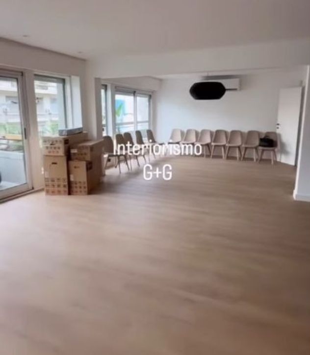 Así es el nuevo departamento de José María Muscari: minimalismo y baño “total black”.