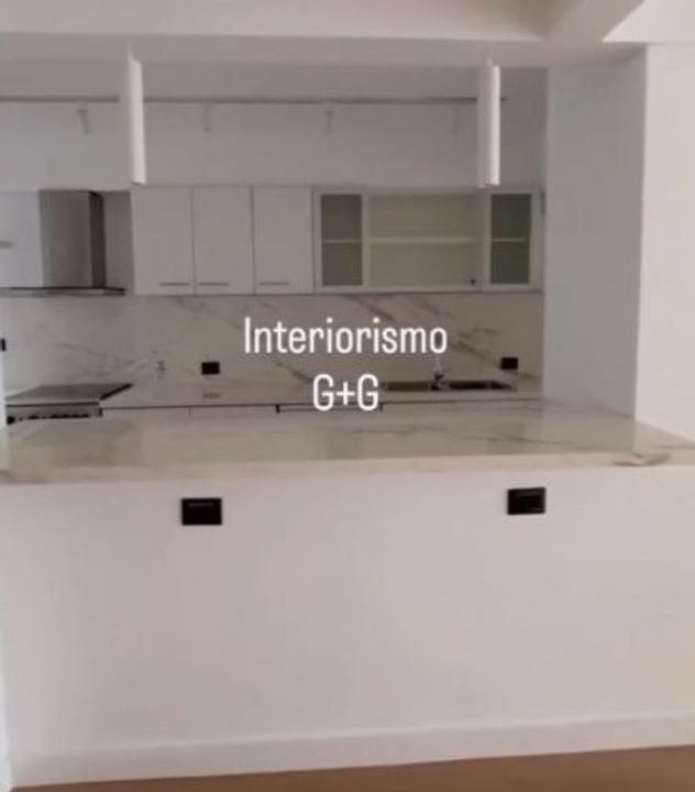 Así es el nuevo departamento de José María Muscari: minimalismo y baño “total black”.