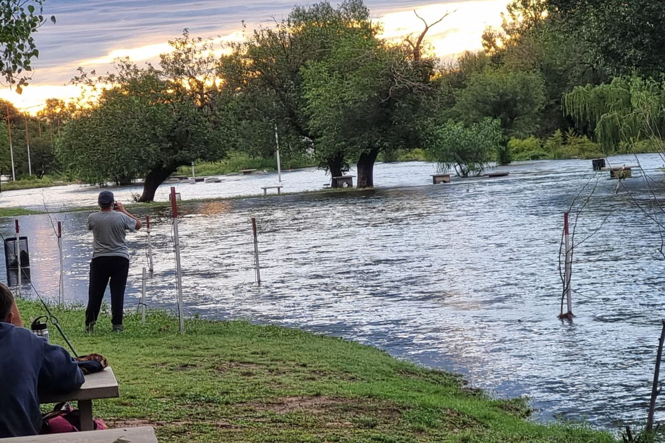 Traslasierra. Aguas abajo del dique La Viña, el río crece a inunda sectores costeros por los excesos hídricos liberados.