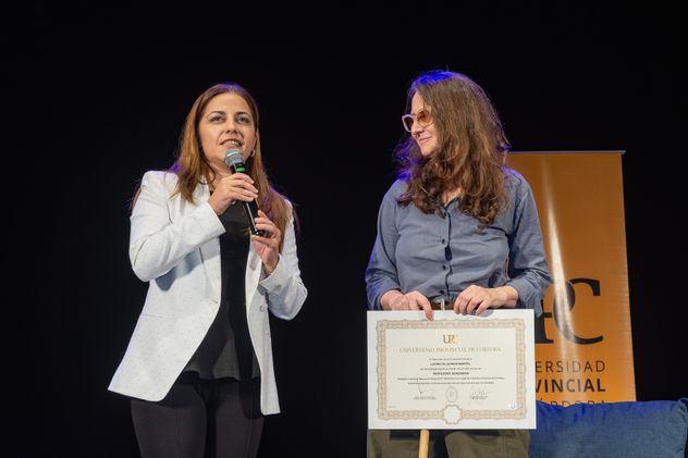 En la Sala Mayor del Teatro Ciudad de las Artes, la Universidad Provincial de Córdoba (UPC) otorgó el título de Profesora Honoraria a la directora y guionista Lucrecia Leonor Martel. 