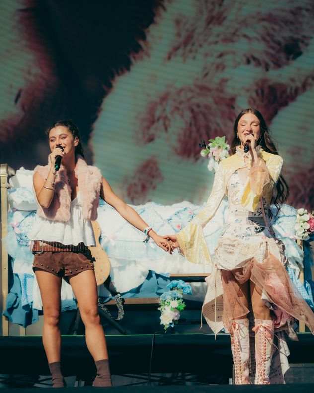 Yami Safdie con Mora Bianchi en Lollapalooza 2026.