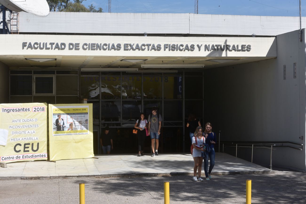 Fachada de la Facultad de Ciencias Exactas Físicas y Naturales.