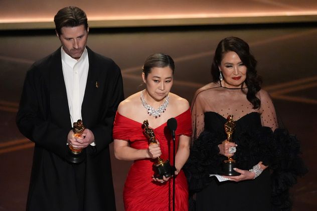 Maggie Kang, Chris Appelhans y Michelle L.M. Wong, ganadores de la categoría Mejor película animada por K-pop Demon Hunters.