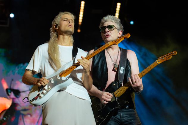 Ca7riel junto a Juanse en el show de Ratones Paranoicos en Lollapalooza Argentina