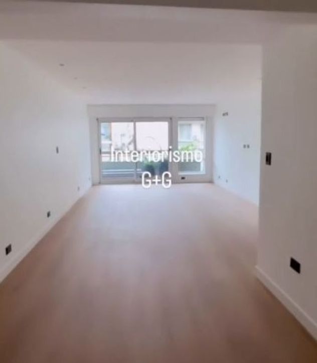 Así es el nuevo departamento de José María Muscari: minimalismo y baño “total black”.