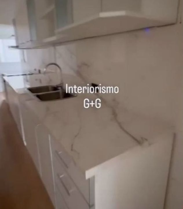 Así es el nuevo departamento de José María Muscari: minimalismo y baño “total black”.