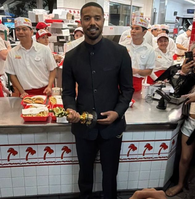 Michael B. Jordan celebró su Oscar en un local de In-N-Out Burger cercano al Dolby Theatre, donde se realiza la ceremonia.