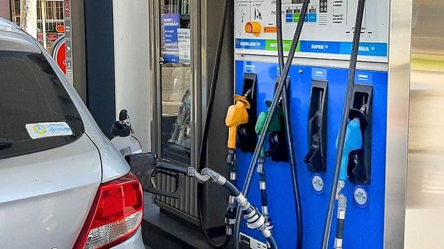 IMPACTO. El aumento en el precio internacional del petróleo le pega a la inflación mayorista y minorista.