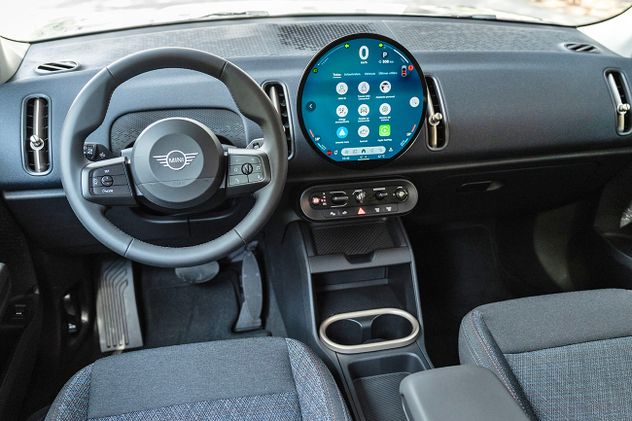 La particular pantalla circular Oled de 240 mm de diámetro permite controlar todas las funciones del sistema de info entretenimiento.