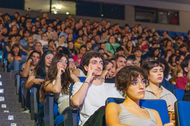 La charla y el reconomiento posterior a la cineasta colmó el auditorio de la UPC en la Ciudad de Las Artes.