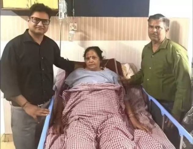 Insólito episodio en la India. Mujer revive luego de que la ambulancia agarrara un bache. La mujer junto a sus hijos.