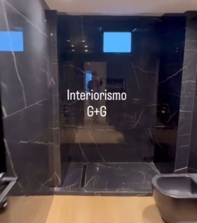 Así es el nuevo departamento de José María Muscari: minimalismo y baño “total black”.