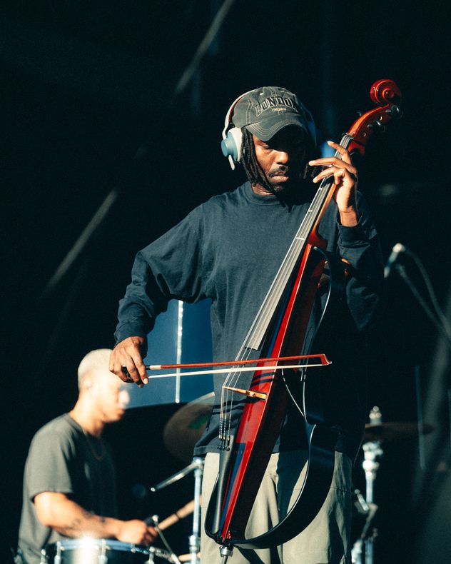 Dev Hynes con Blood Orange tocando en el escenario Flow de Lollapalooza Argentina 2026.