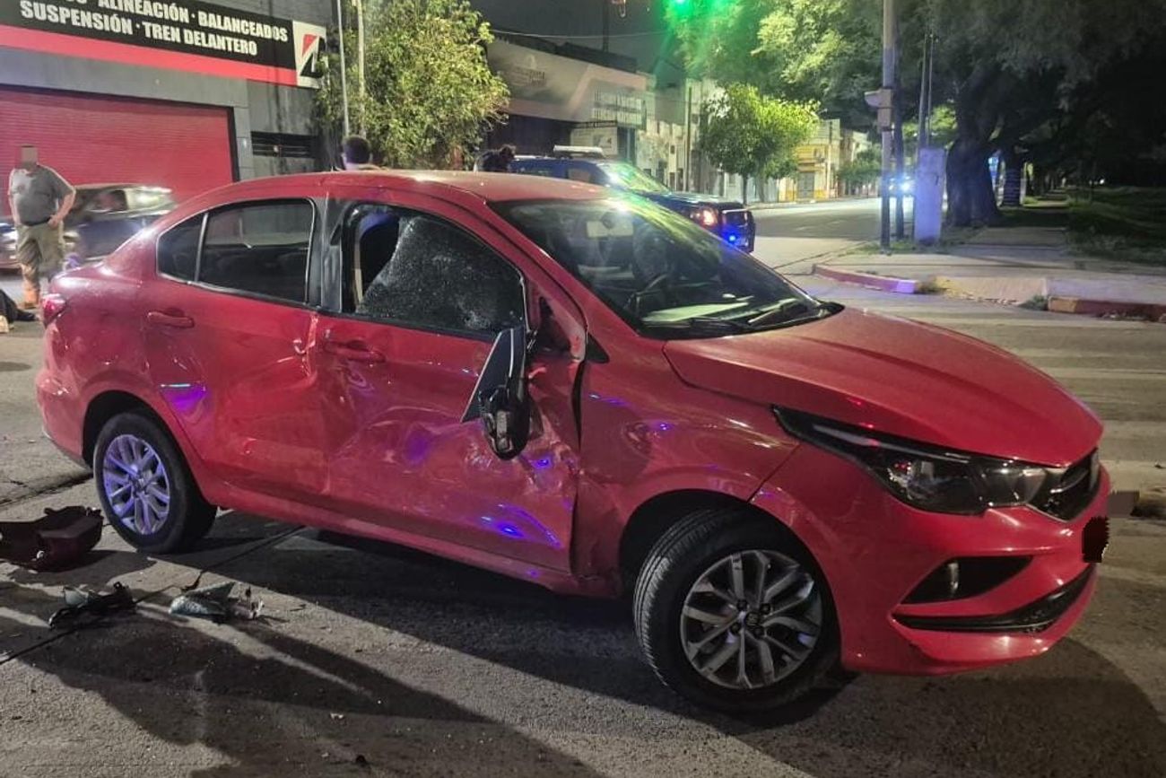 Violento choque en Córdoba con un motociclista fallecido al impactar contra un auto en barrio Pueyrredón. 