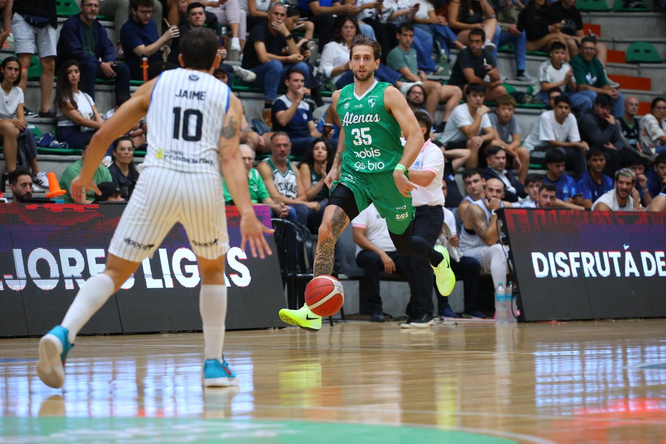 Tomás Cavallero debutó en Atenas la última temporada frente a Regatas Corrientes.