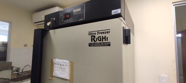 Ultrafreezers con muestras del Instituto Multidisciplinario de Biología Vegetal (Imbiv)