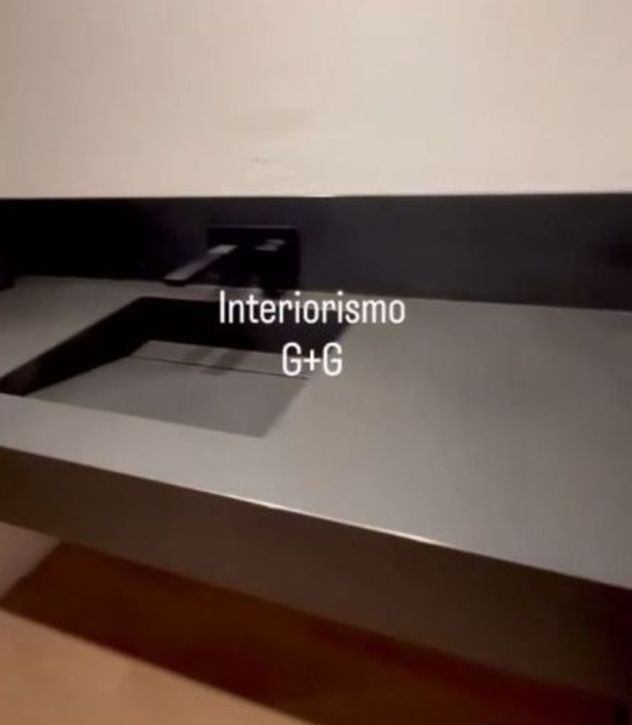 Así es el nuevo departamento de José María Muscari: minimalismo y baño “total black”.