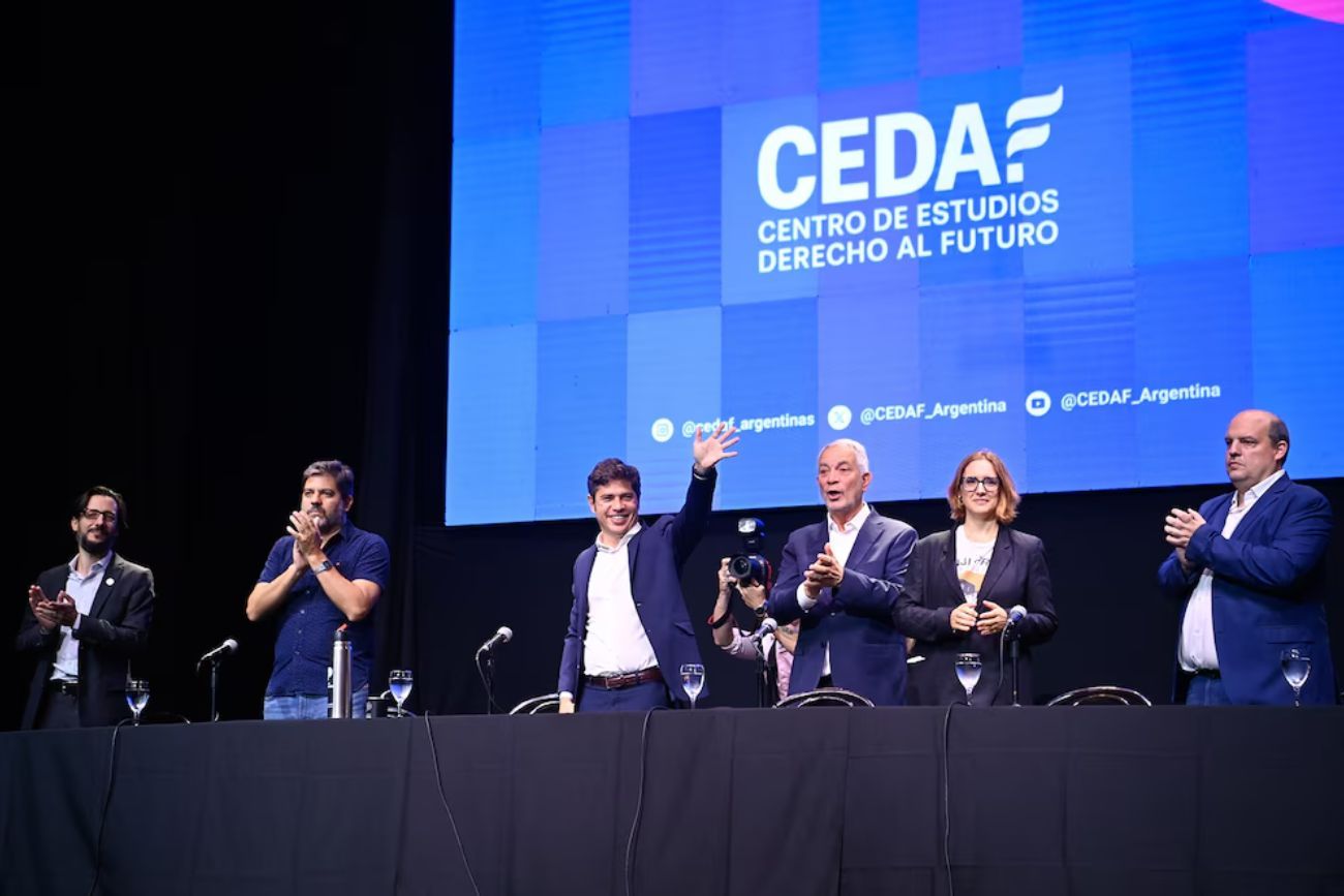 Kicillof lanzó un centro de estudios y calificó a Milei como “el presidente más ignorante”. (Gentileza Infobae)